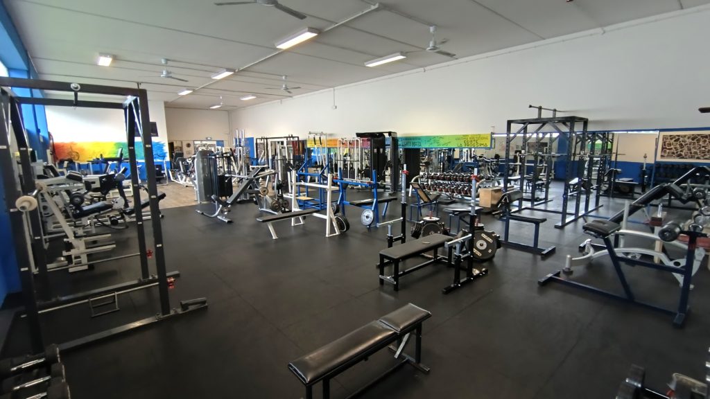 Sala pesi della palestra Body Art rovato con attrezzi, macchinari e pavimento gommato