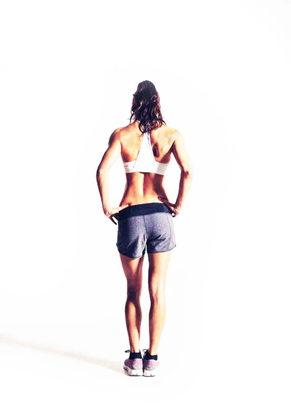Una ragazza in tenuta da palestra di schiena